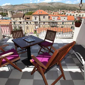 Kate Trogir